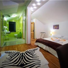4 bedroom hilltop villa with pool near Jesenice, sleeps 8